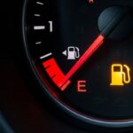 Carro na reserva: por que evitar e o que isso causa