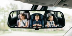 Carros que comportam 3 crianças no banco de trás