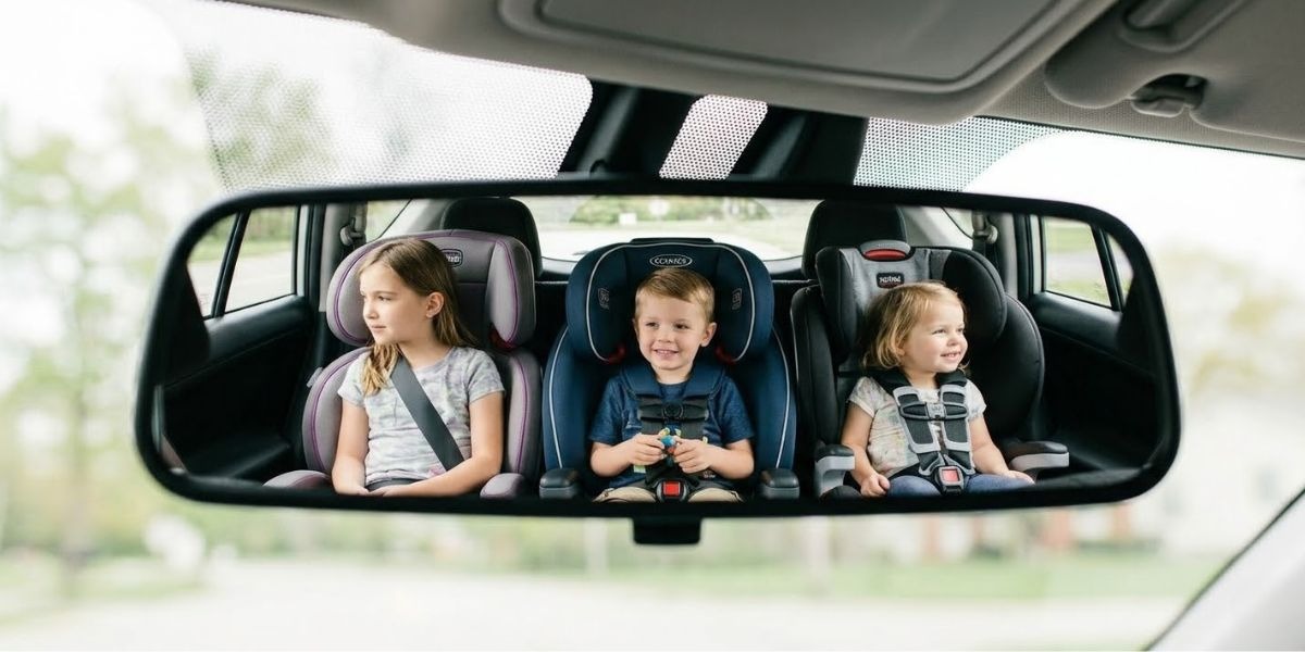 Carros que comportam 3 crianças no banco de trás